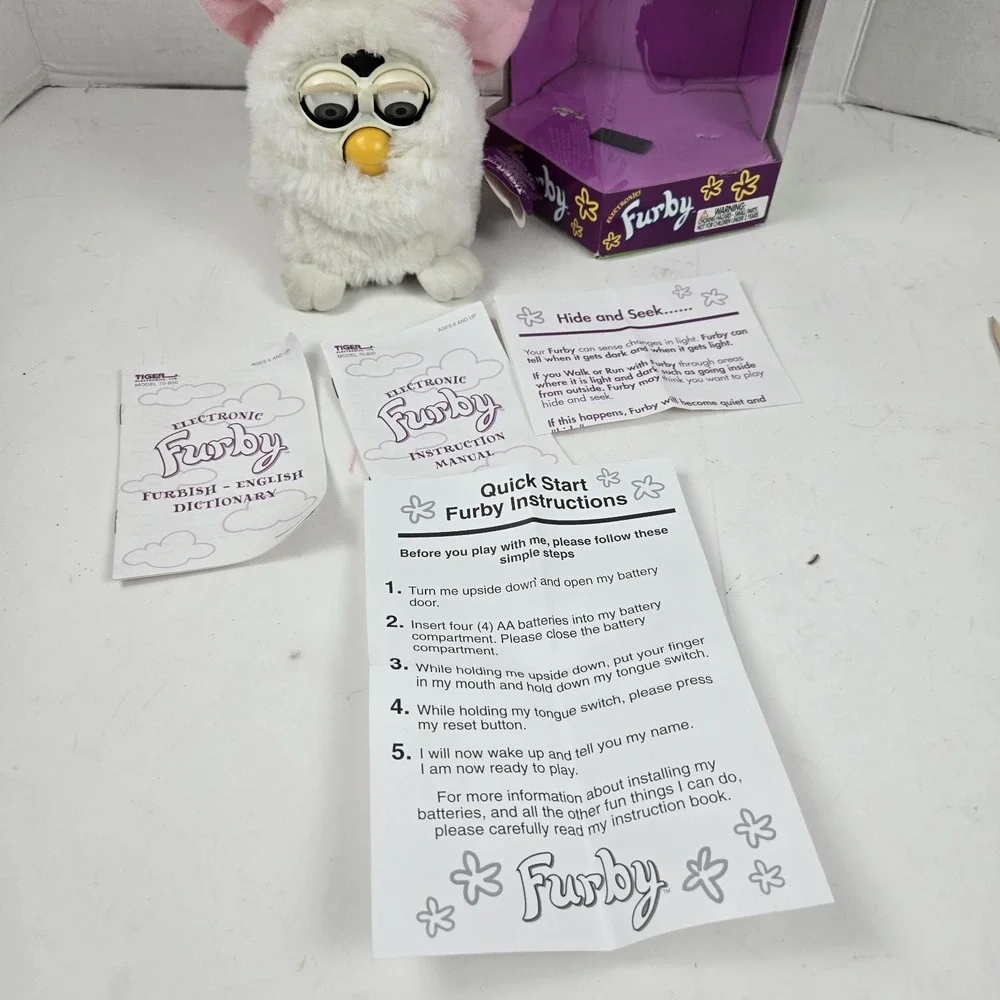VTG 1998 Hasbro Tiger Electronics SNOWBALL White Furby NOT WORKING, FOR PARTS